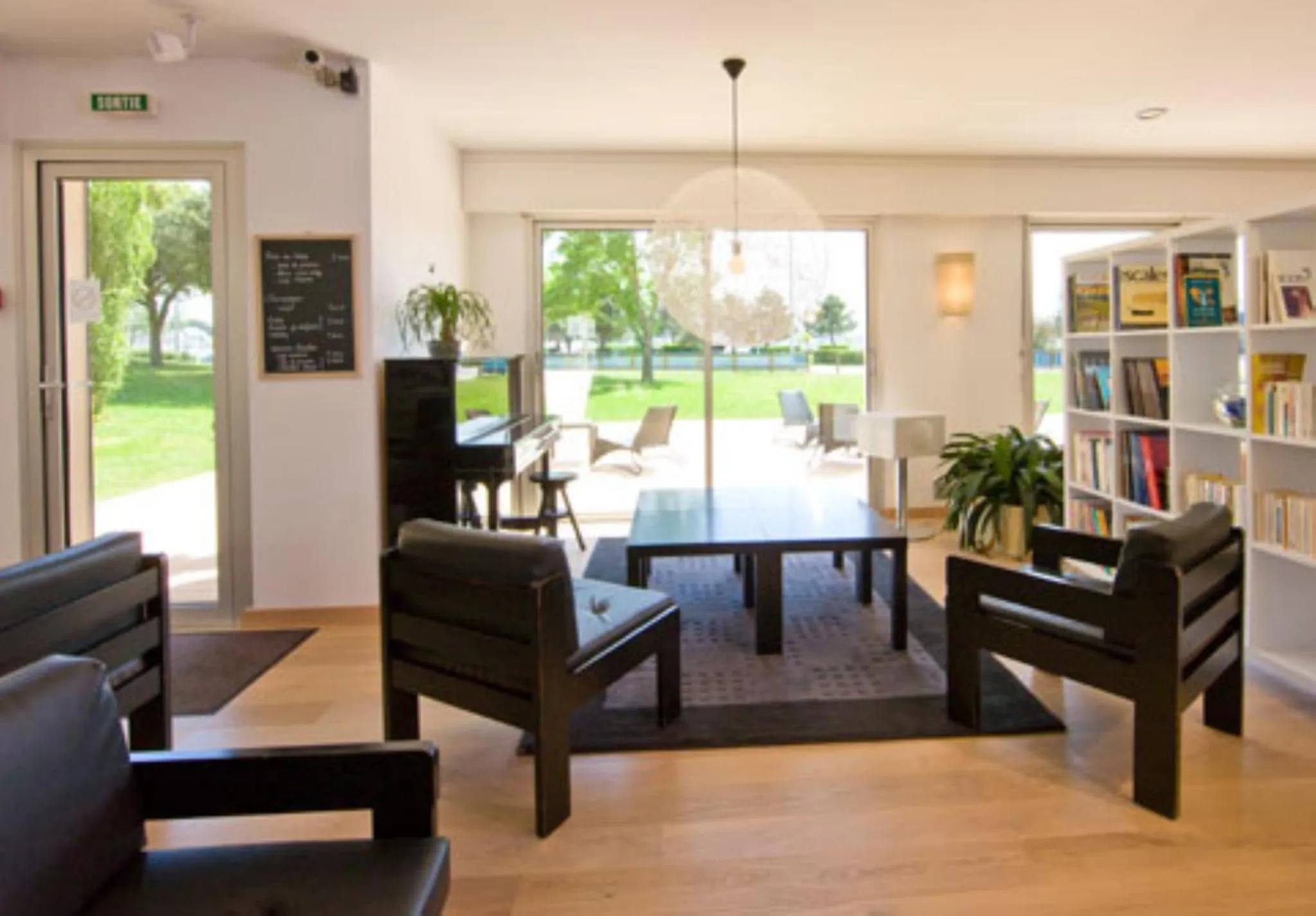 Espace de détente intérieur avec canapés et tables basses.