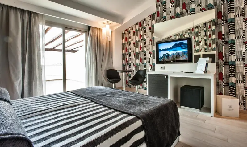 Une chambre moderne avec un lit double et un bureau.
