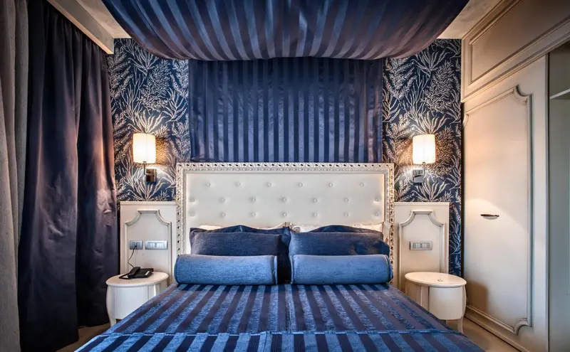 Une chambre à coucher avec un lit à baldaquin et une décoration marine.