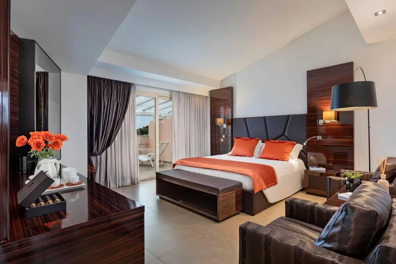 Une chambre moderne avec un grand lit et un coin salon.