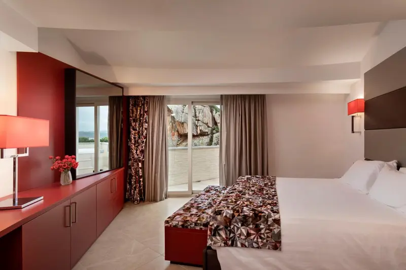 Une chambre moderne avec un grand lit et un accès à une terrasse.