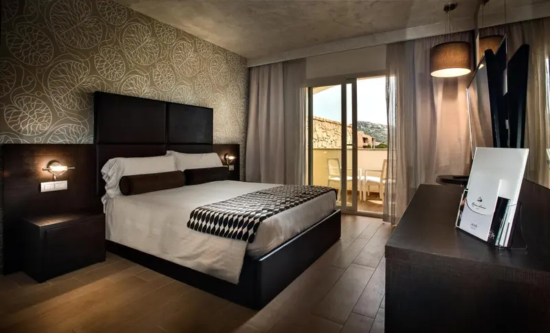 Une chambre avec un grand lit et un accès à une terrasse.