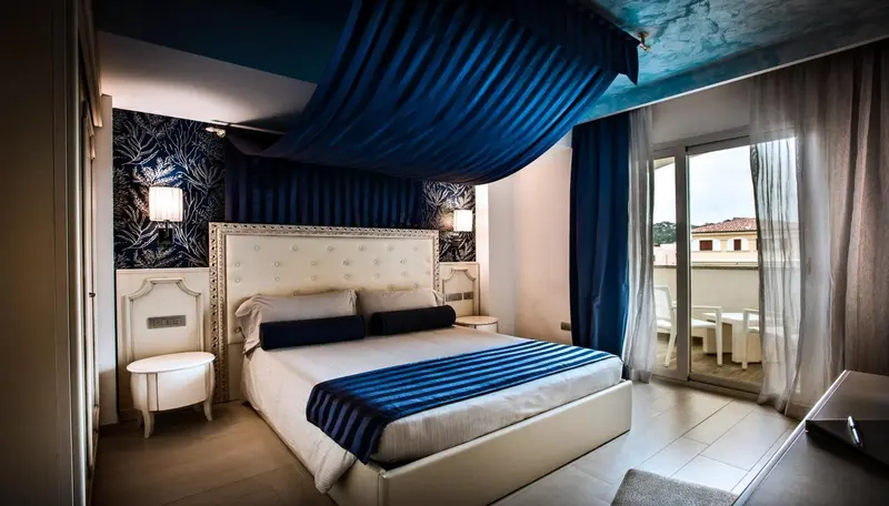 Une chambre à coucher lumineuse avec un lit à baldaquin bleu et une terrasse.
