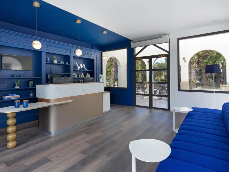 Un comptoir d'accueil moderne dans un espace lumineux et coloré.