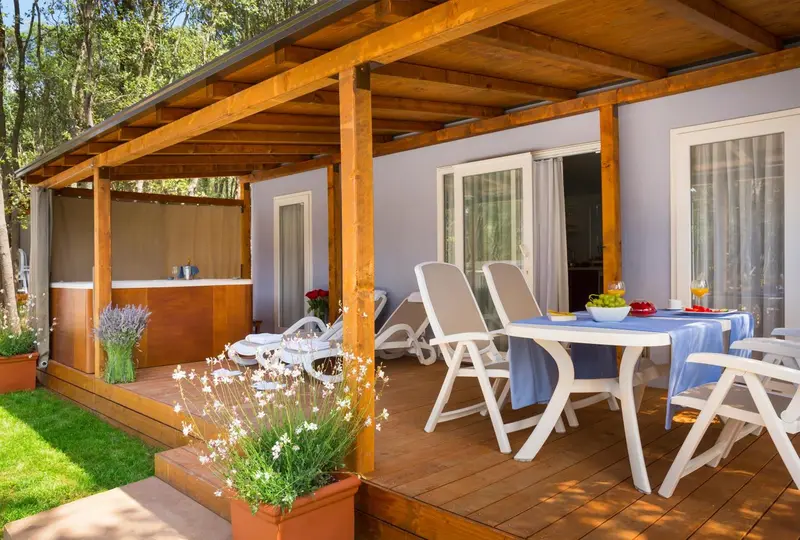 Terrasse en bois avec mobilier d'extérieur et table à manger.