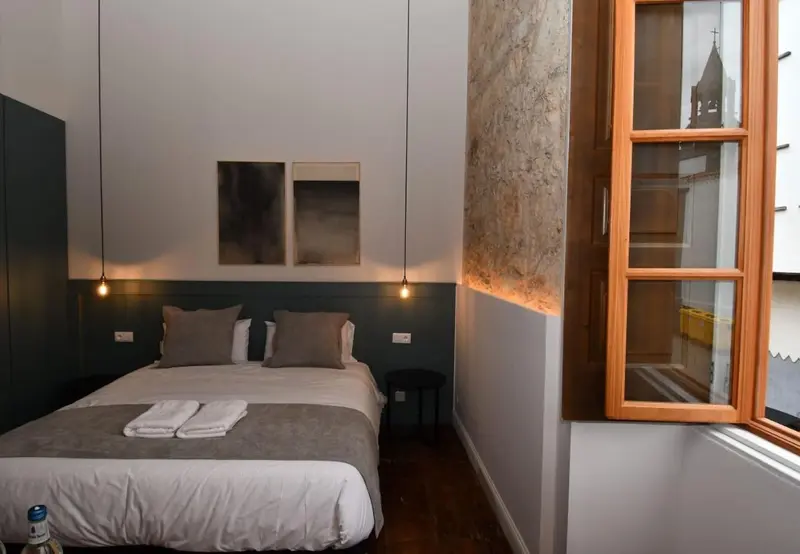 Une chambre à coucher avec un lit double et une fenêtre.