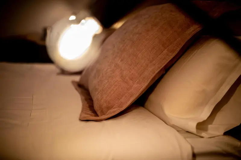 Oreillers moelleux sur un lit confortable.