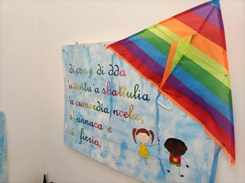 Décoration murale colorée avec un cerf-volant et des illustrations enfantines.
