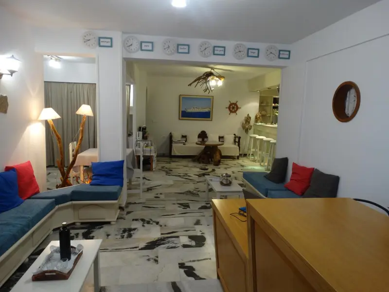 Espace de détente intérieur avec canapés et décoration maritime.