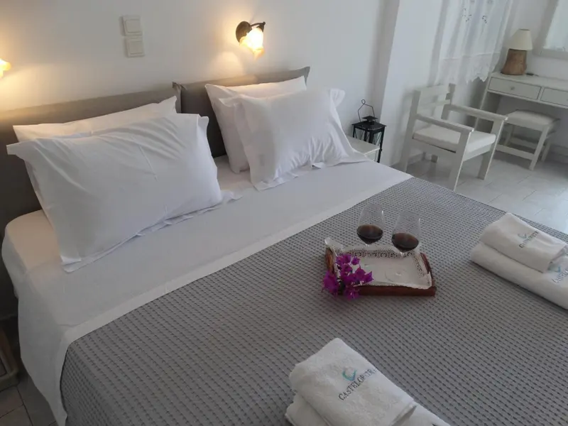 Lit préparé avec soin dans une chambre lumineuse et minimaliste.