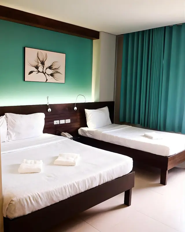 Une chambre avec deux lits simples et une décoration murale.