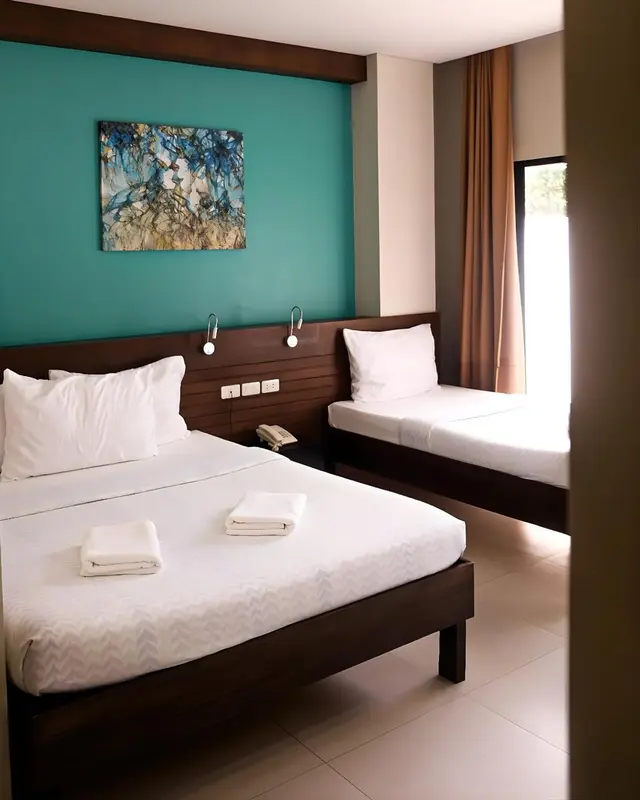 Une chambre avec deux lits simples et une décoration murale.