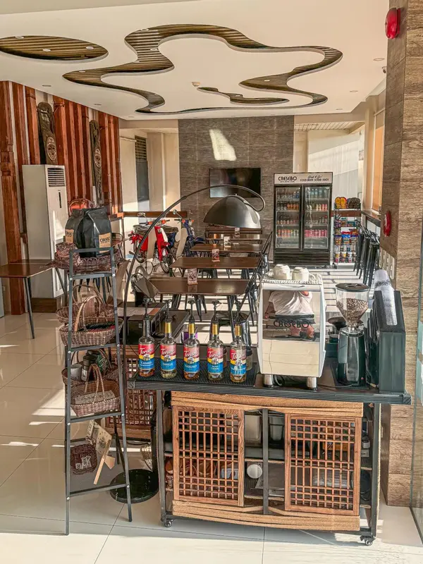 Un comptoir de vente propose des articles divers et des boissons.