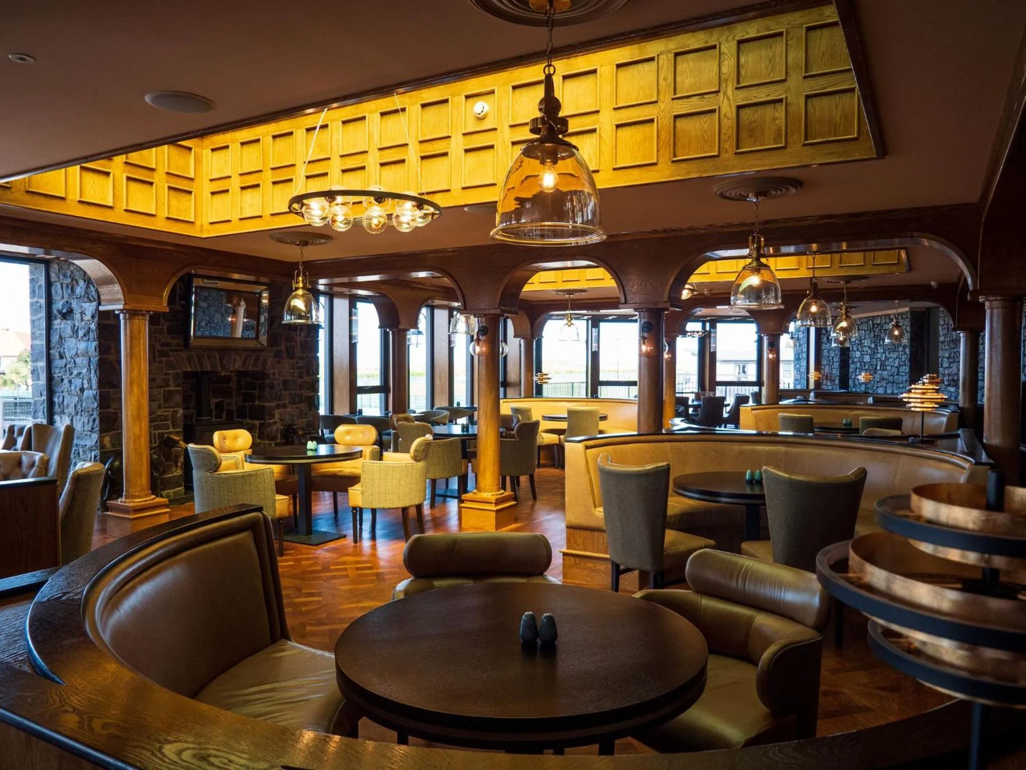Une salle de restaurant élégante avec des tables et des banquettes confortables.