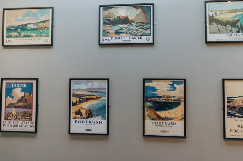 Une rangée de cadres décoratifs représentant des paysages maritimes et des châteaux.