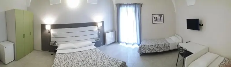 Une chambre avec deux lits et une armoire.