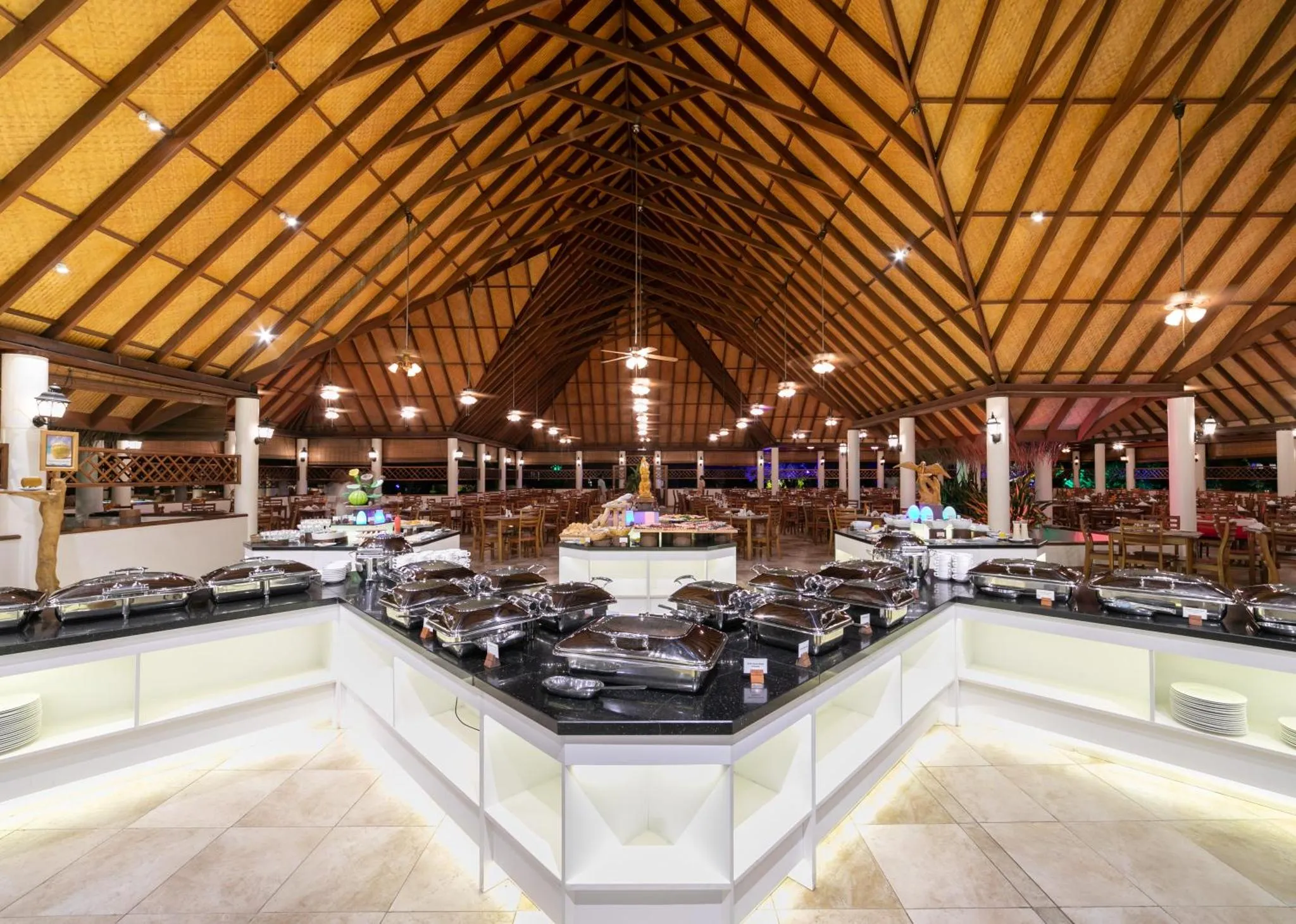 Un buffet généreux est présenté dans une salle à manger ouverte et lumineuse.