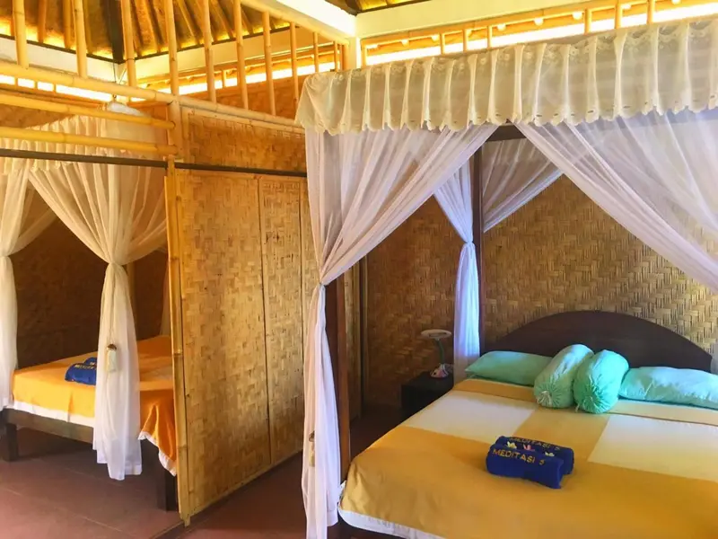Chambres avec lits à baldaquin et décoration jaune et verte.