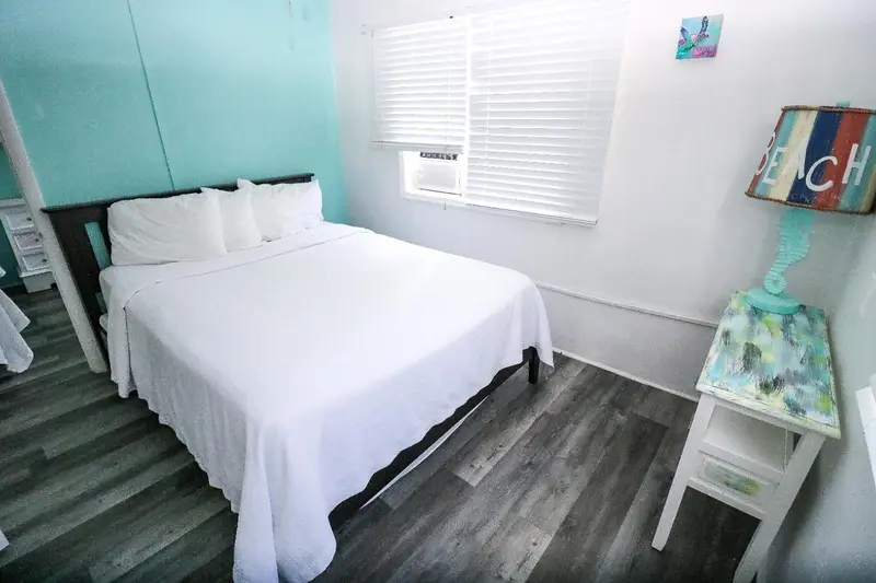 Une chambre lumineuse avec un lit double et une décoration colorée.