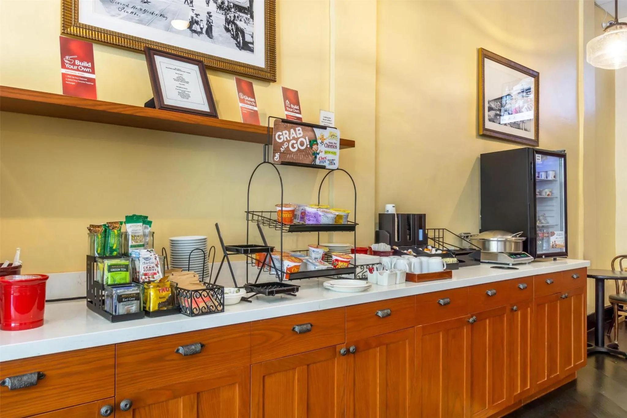 Un comptoir de buffet propose des collations et des boissons dans une salle lumineuse.