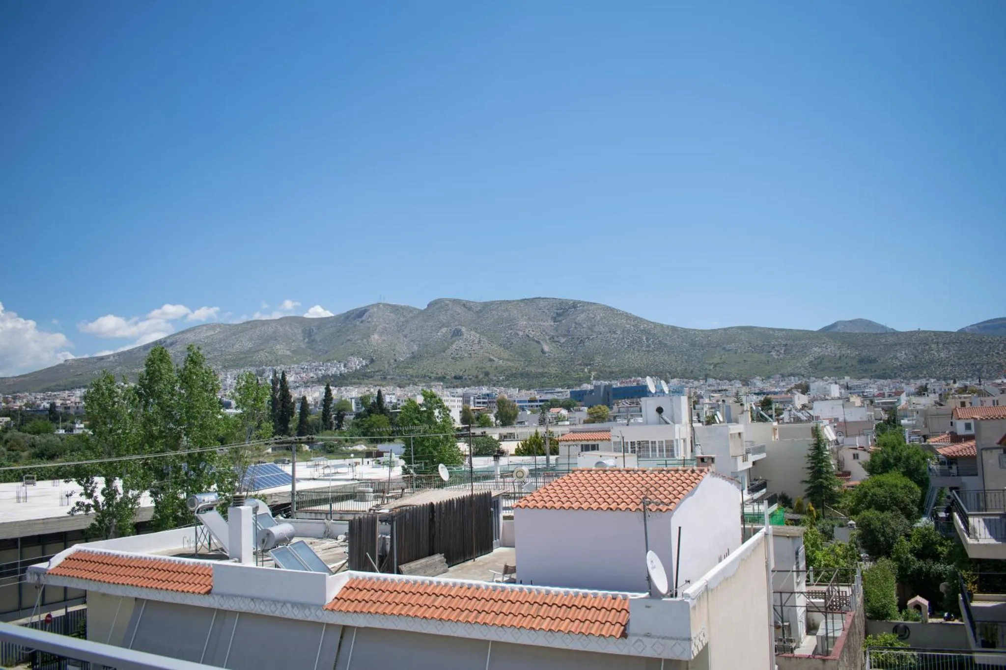 Vue d'ensemble sur une ville côtière et des montagnes au loin.