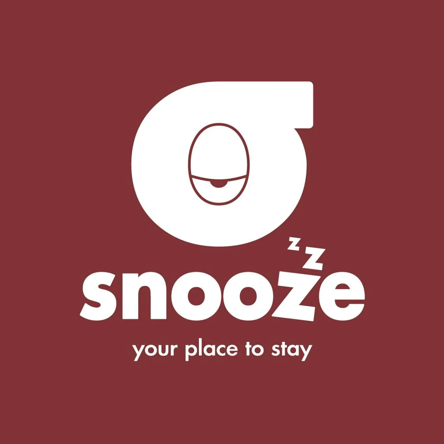 Logo stylisé avec un visage endormi et l'inscription 'snooze, your place to stay'.