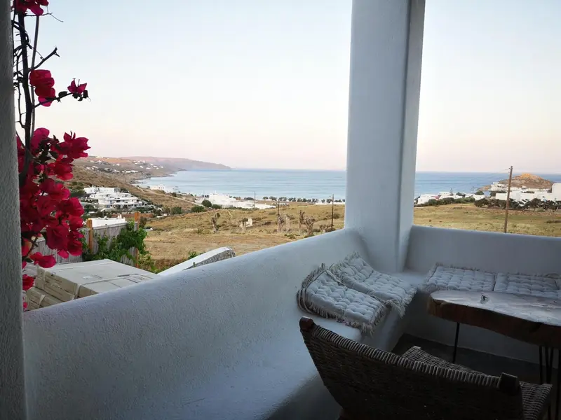 Vue sur la mer et le paysage depuis une terrasse ensoleillée.