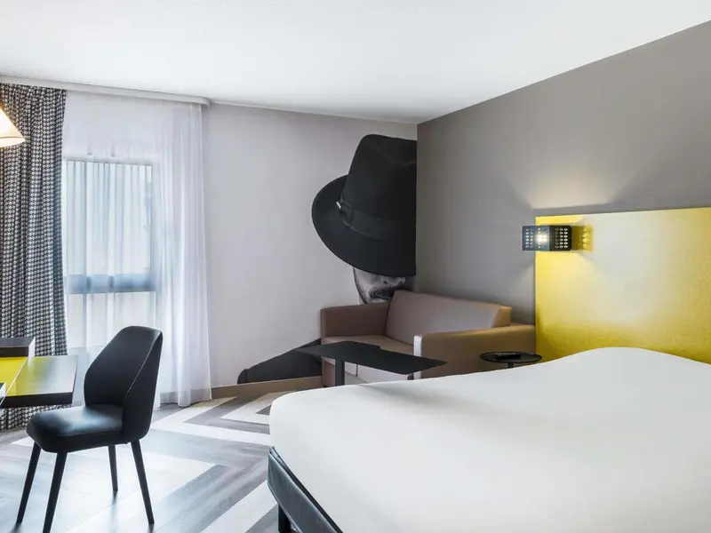 Une chambre moderne avec un lit, un canapé et une table.