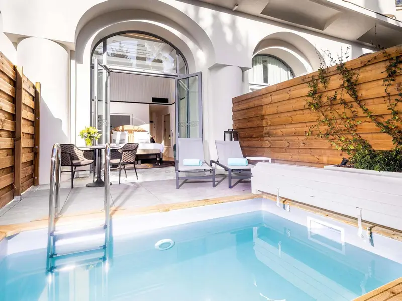 Terrasse avec jacuzzi et mobilier de jardin.