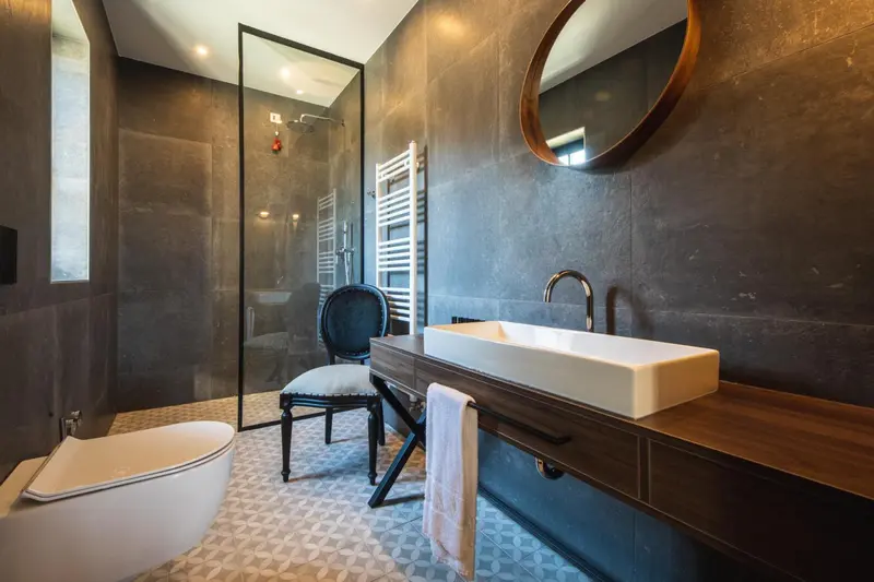 Une salle de bain moderne avec douche à l'italienne et vasque sur meuble.