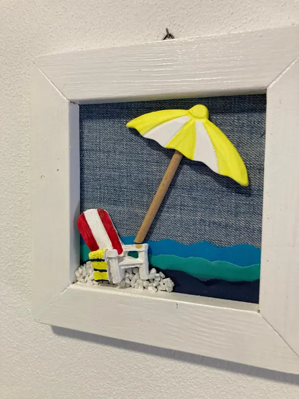 Une composition artistique représentant une chaise de plage et un parasol sur une plage.