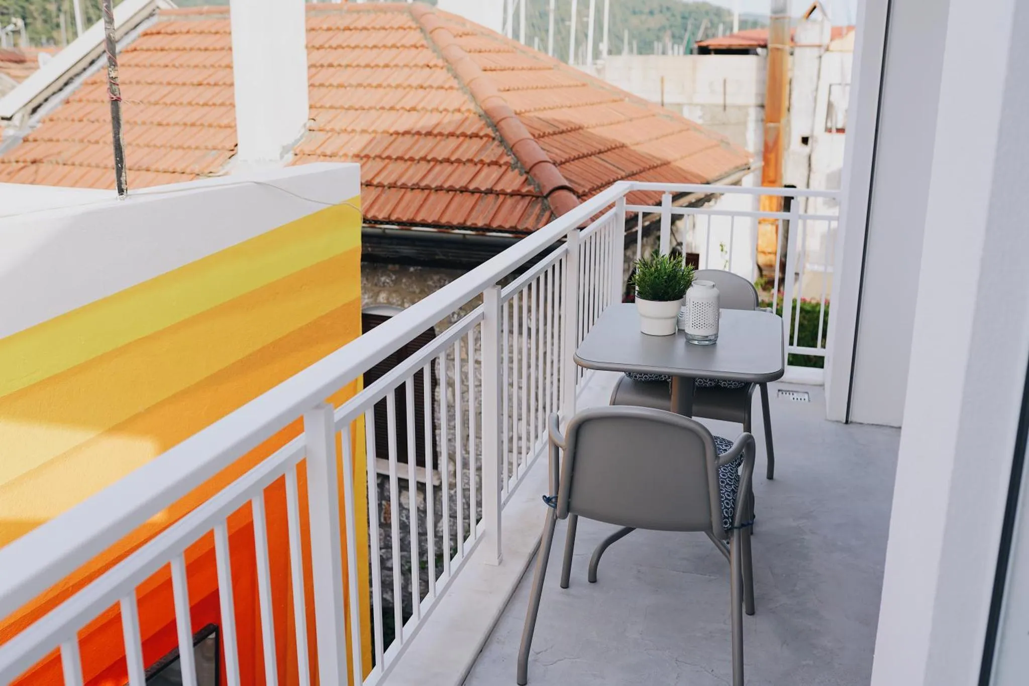 Une terrasse avec une table et des chaises offre un espace de détente extérieur.
