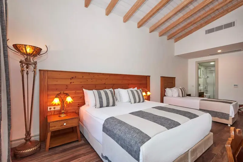 Une chambre lumineuse avec deux lits et une décoration en bois.