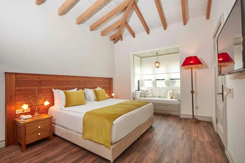 Une chambre lumineuse avec un grand lit et une décoration chaleureuse.