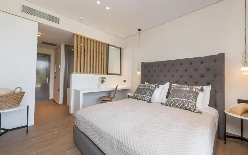 Une chambre moderne avec un grand lit et un espace bureau.
