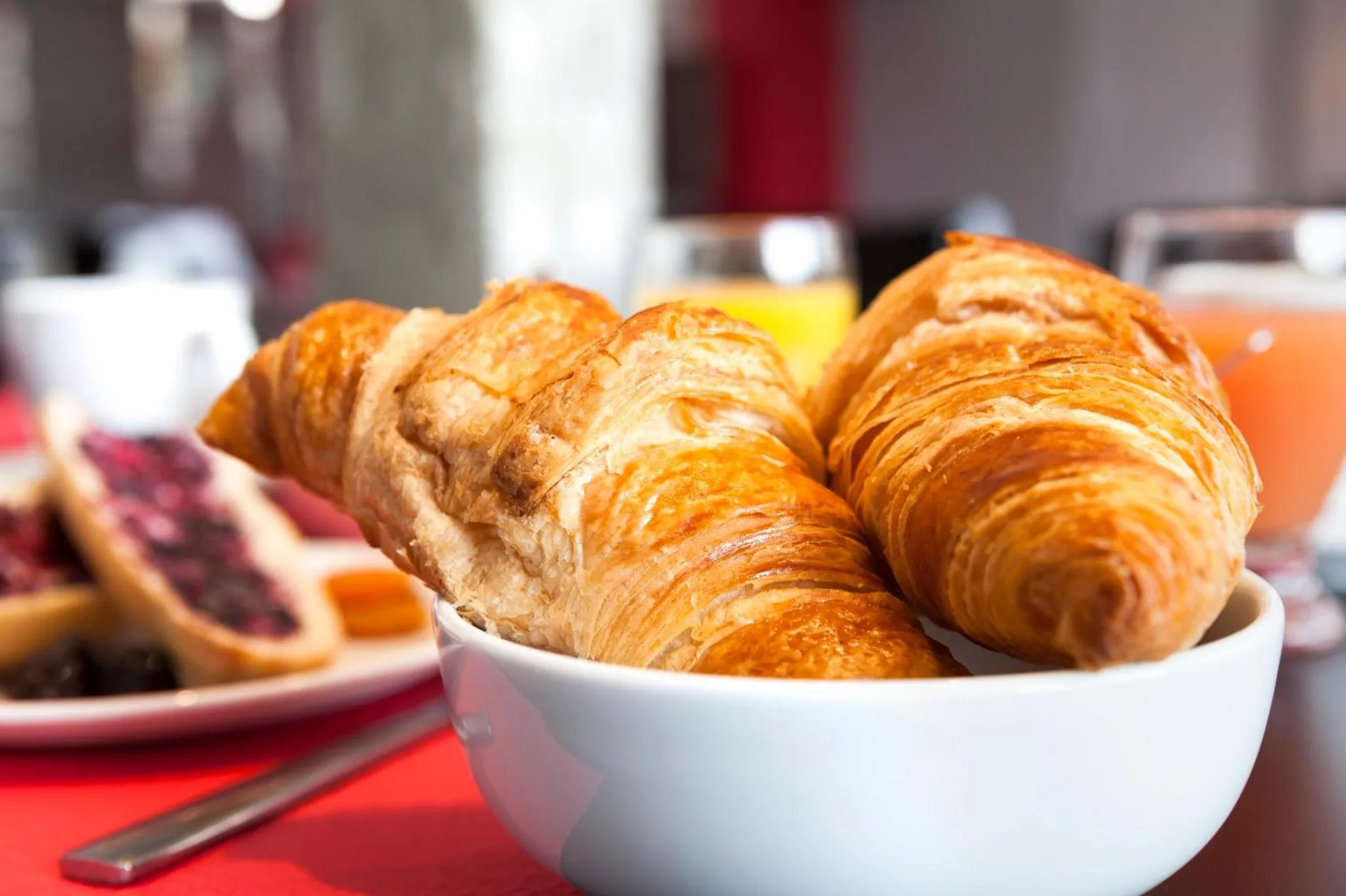 Des viennoiseries et des fruits frais présentés pour le petit-déjeuner.
