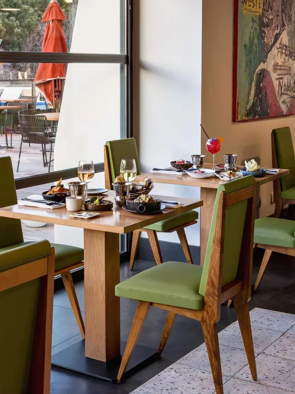 Une table est dressée avec des plats et des boissons dans une salle lumineuse.