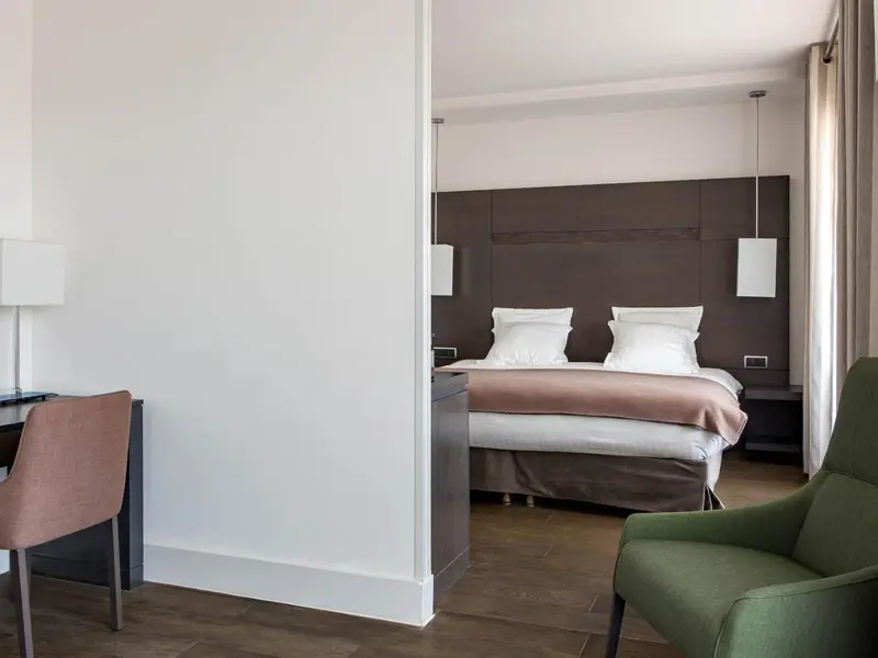 Une chambre avec un lit double et des tables de chevet.