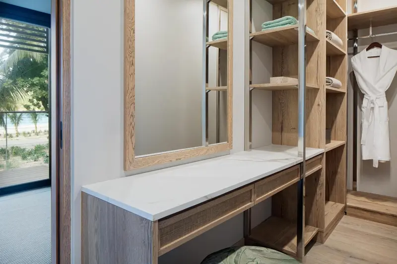 Un dressing moderne avec des étagères ouvertes et un plan de travail.