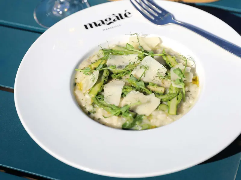 Assiette de risotto aux légumes frais et au parmesan.