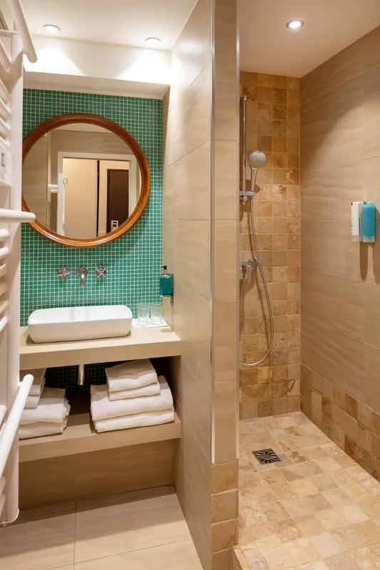 Une salle de bain moderne avec douche à l'italienne et vasque intégrée.
