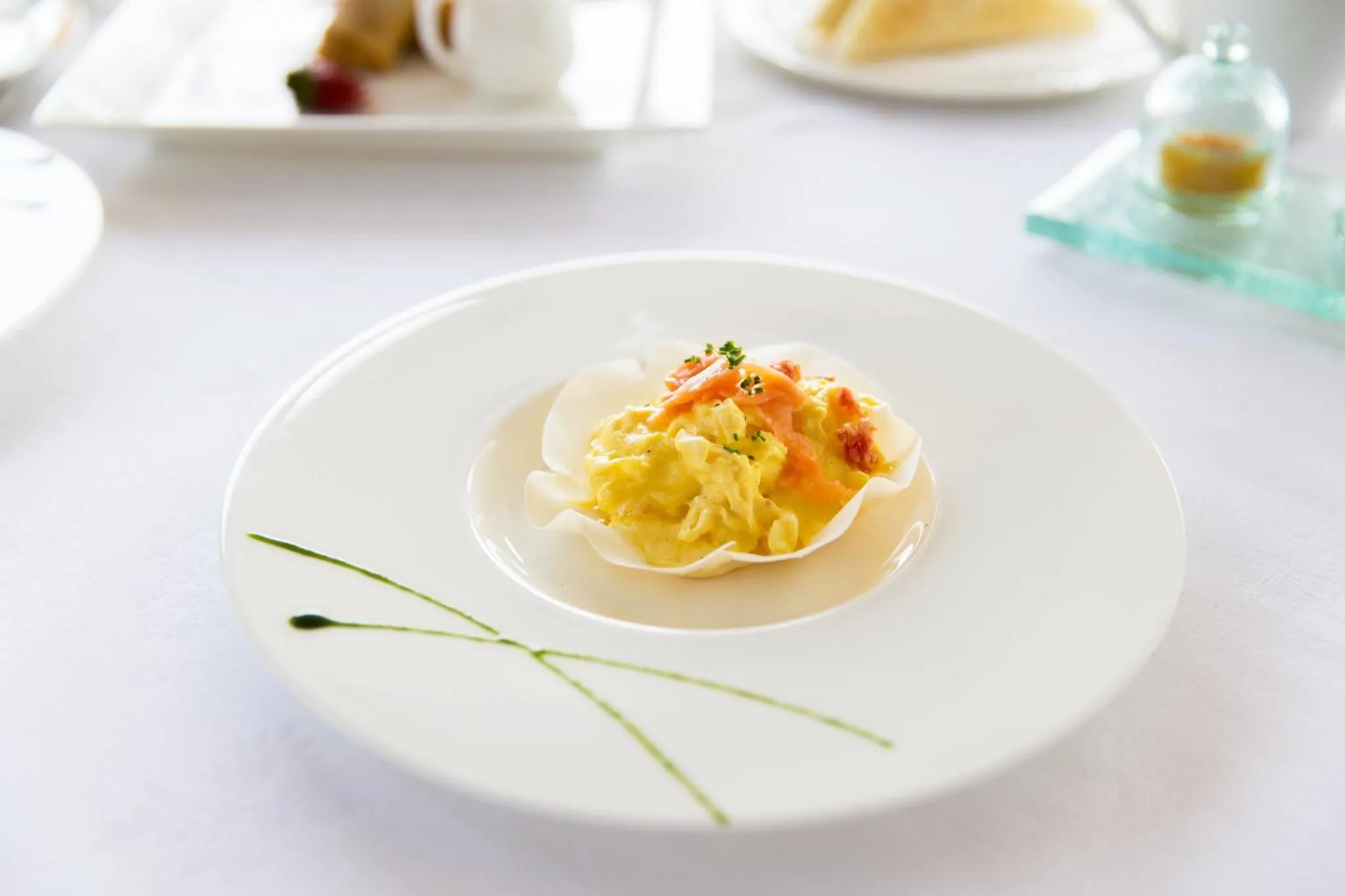 Assiette présentée avec un plat à base d'oeufs et de fruits de mer.