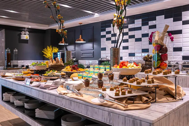 Un buffet propose une grande variété de plats et de desserts.