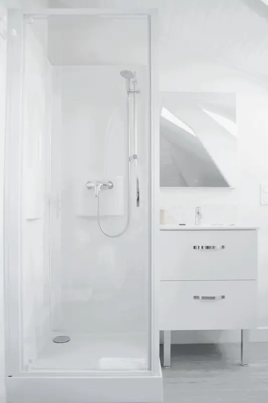 Douche à l'italienne dans une salle de bain moderne et lumineuse.