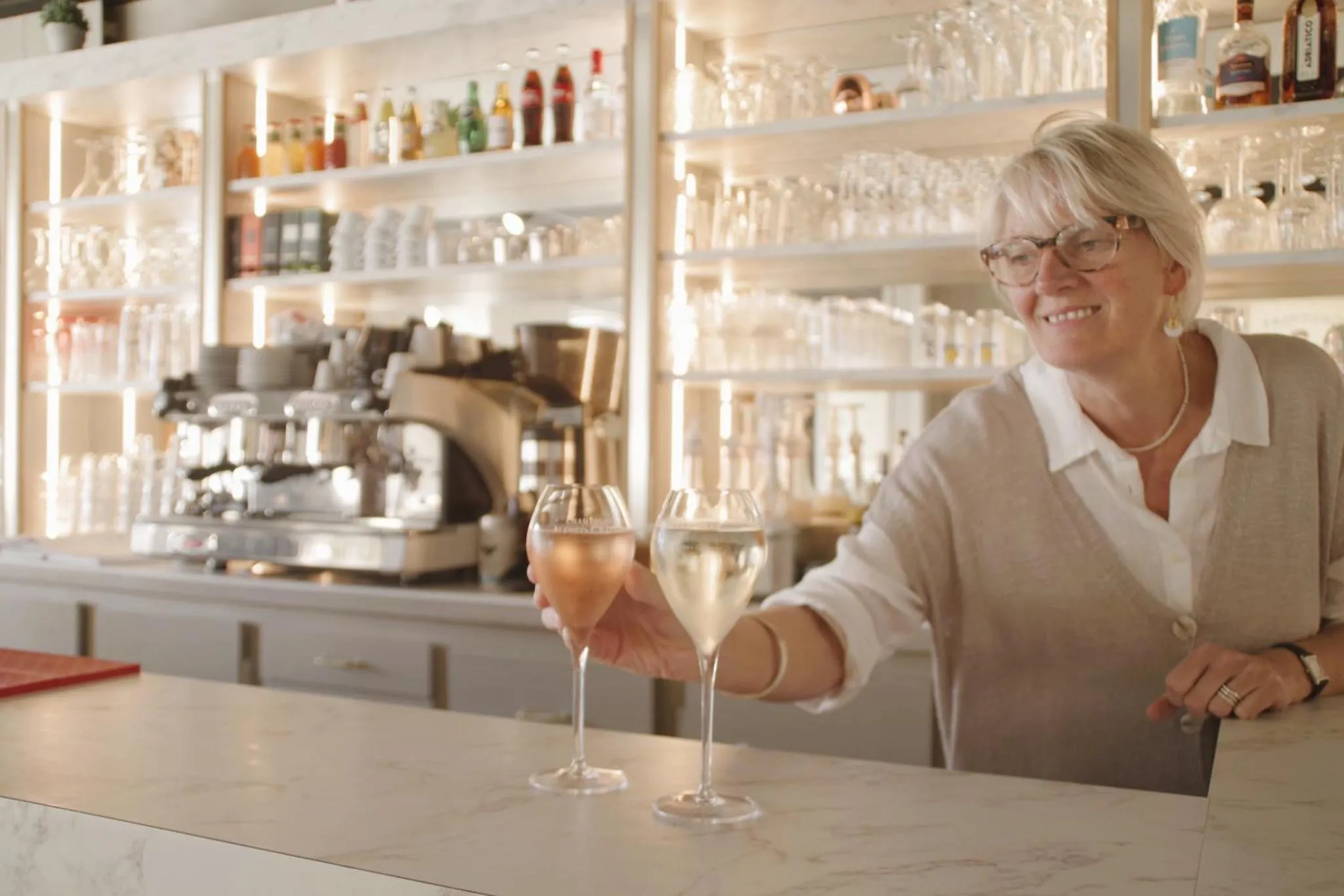 Une personne sert des boissons au comptoir d'un bar.