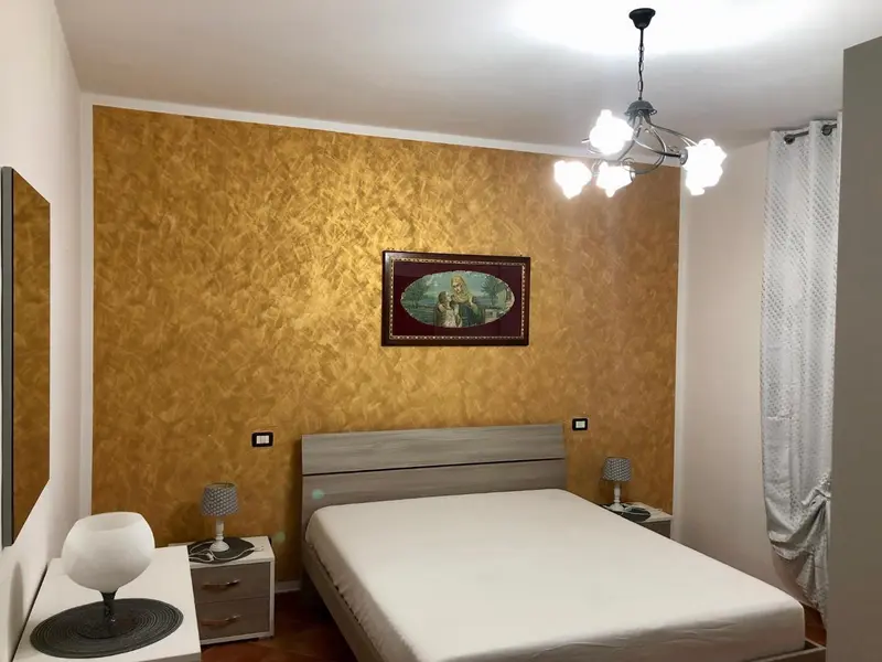 Une chambre à coucher lumineuse avec un lit double et des lampes de chevet.