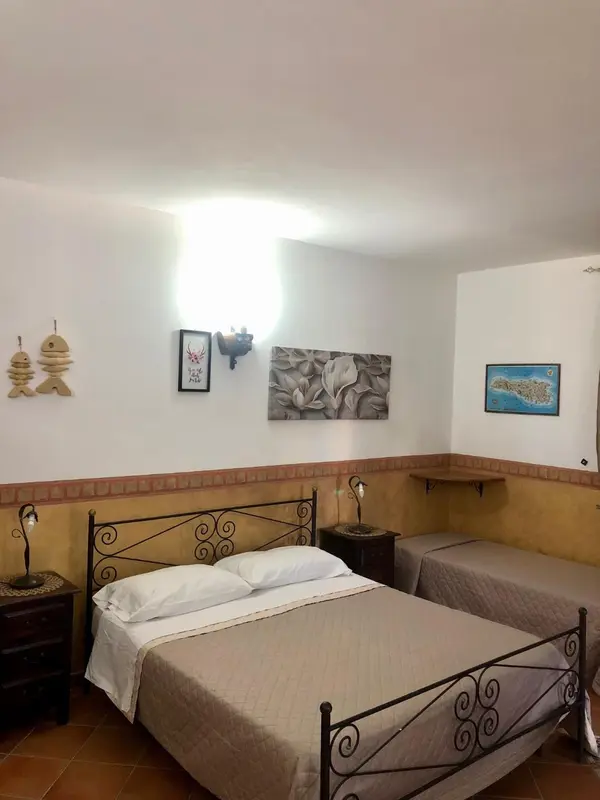 Une chambre lumineuse avec deux lits simples et des décorations murales.