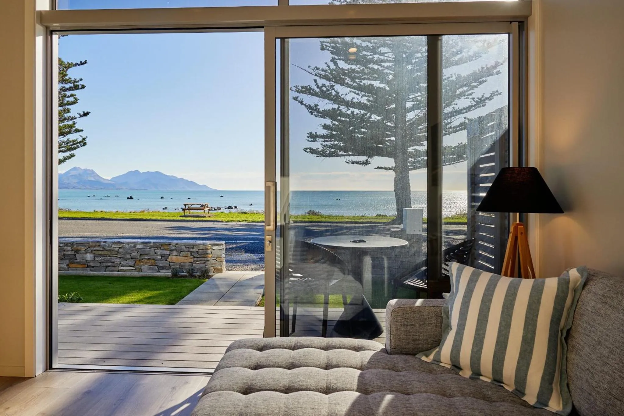 Vue sur la mer depuis un espace de détente intérieur.