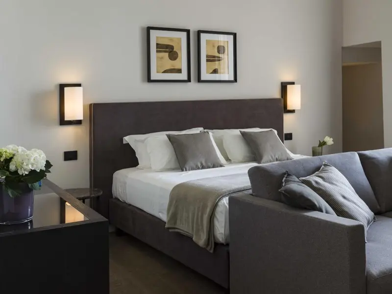 Une chambre moderne avec un grand lit et un canapé.