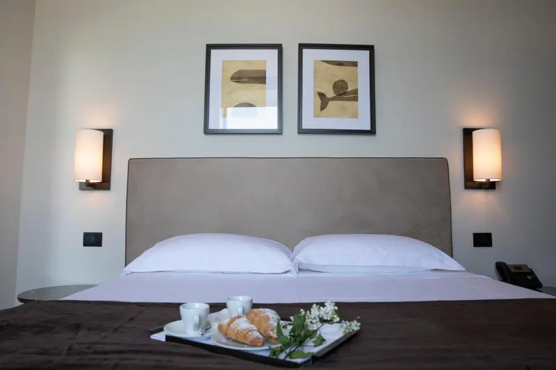 Un lit double est dispose dans une chambre avec un plateau de petit-dejeuner.